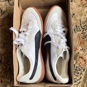 Pumas size 8.5 women’s NEW White and Black Sneakers